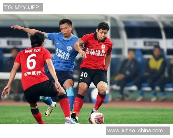 足球进门瞬间的精彩捕捉展现了运动的激情与团队的默契